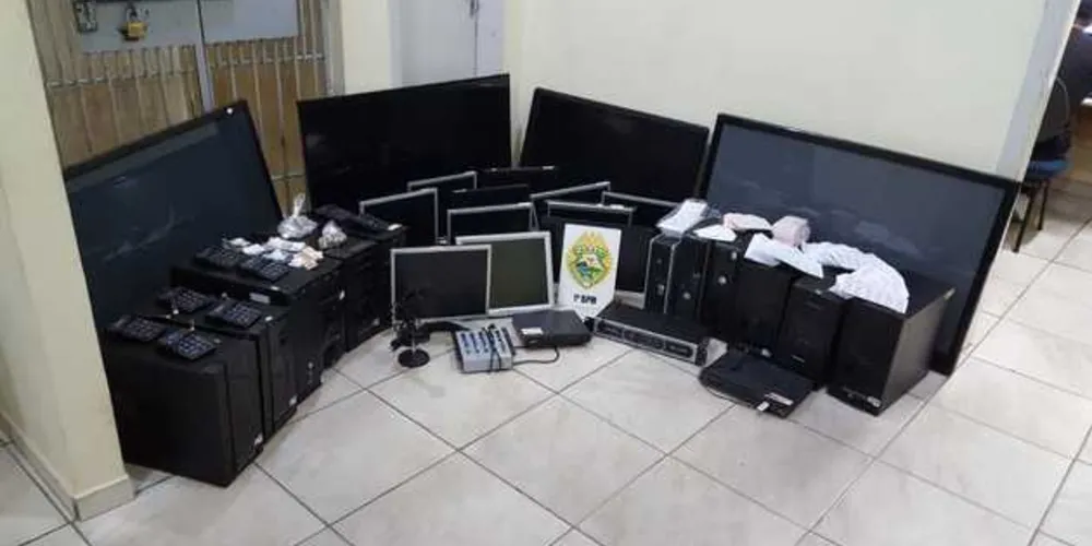 Vários equipamentos usados para os jogos de azar foram apreendidos pela polícia