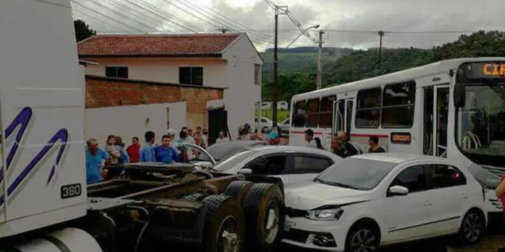 Apesar do estrago, ninguém ficou ferido por causa do acidente