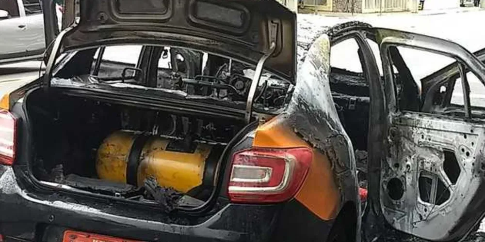 Imagem ilustrativa da imagem Táxi pega fogo com motorista dentro do carro em Curitiba