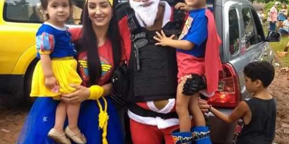 Soldado da PM do Paraná se veste de Papai Noel, anda de viatura e vídeo turbina a web