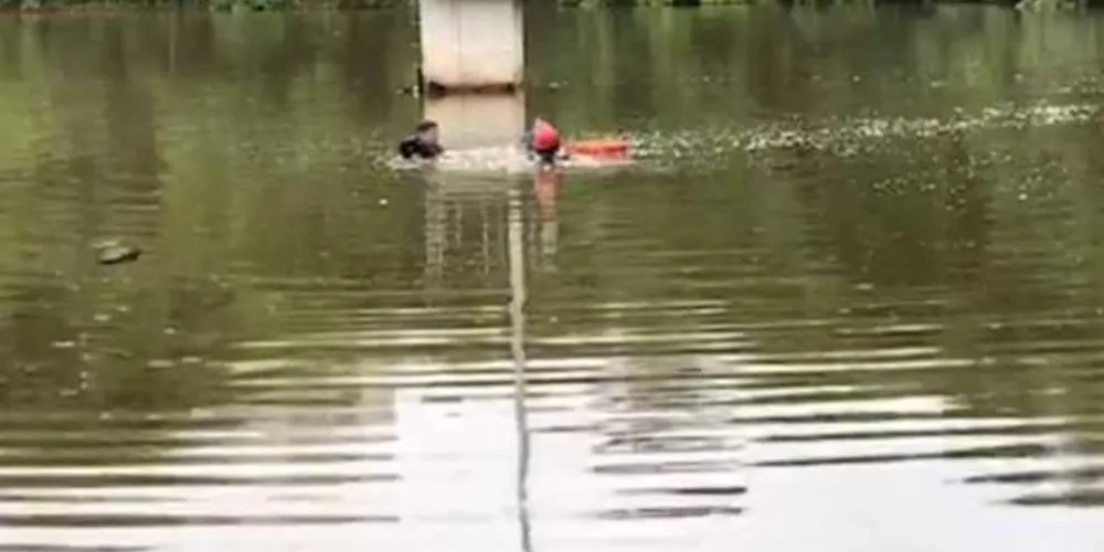 Embarcação virou no lago Ingá e rapaz não conseguiu escapar