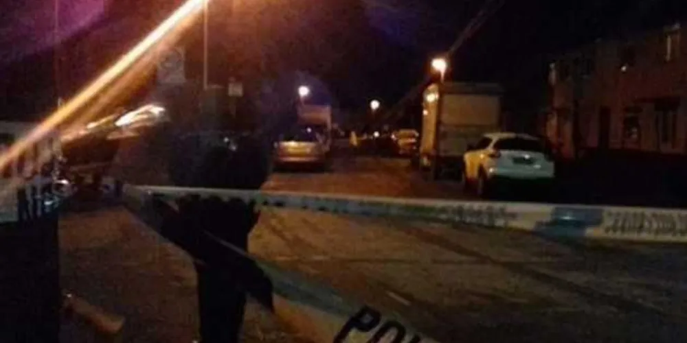 Homem pega fogo enquanto caminha pelas ruas de Hull, na Inglaterra/Foto: Reprodução/Daily Mail