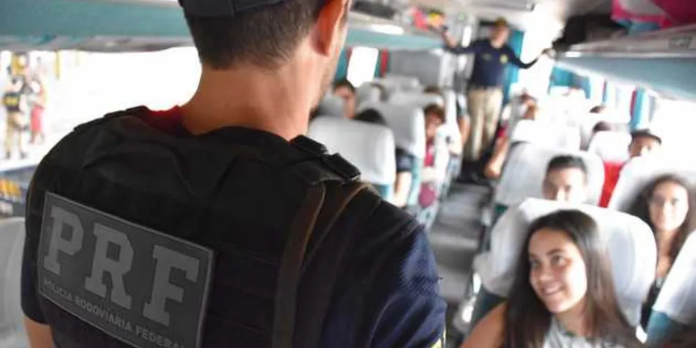 Policiais vão orientar passageiros sobre importância do cinto de segurança também dentro dos ônibus