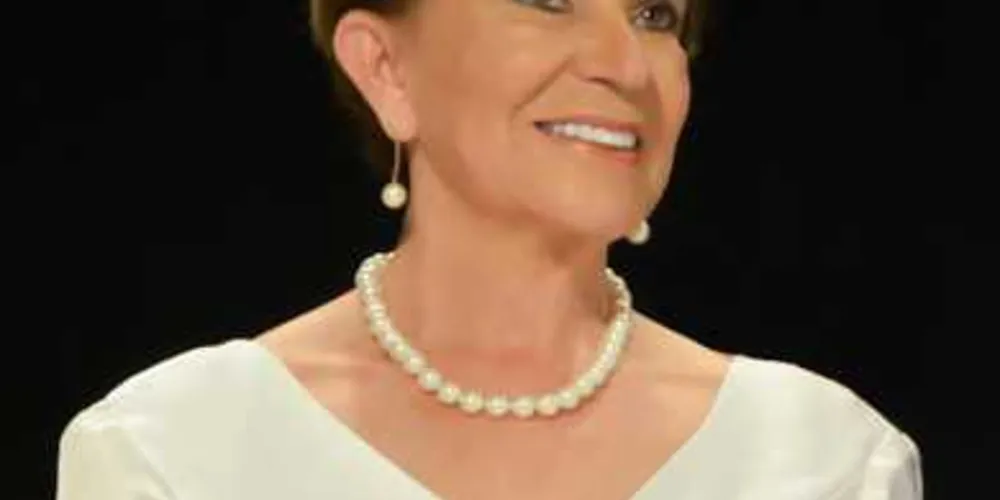 “Espero que no ano que está prestes a chegar consigamos realizar nossos sonhos, atingir novas e ousadas metas, superar desafios e a nós mesmos!
Meus votos de prosperidade, realizações e sabedoria a toda família ponta-grossense. Que em 2018 possamos nos encontrar muito mais... afinal é juntos que fazemos uma cidade melhor para todos!” 
Elizabeth Silveira Schmidt – Vice-prefeita