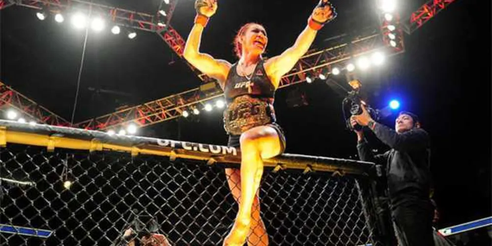 Por decisão unânime, Cyborg se mantém campeã peso-pena do UFC