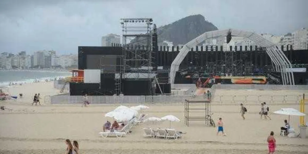 Palco central da praia de Copacabana receberá artistas que cantarão na noite de réveillon para cerca de três milhões de pessoas