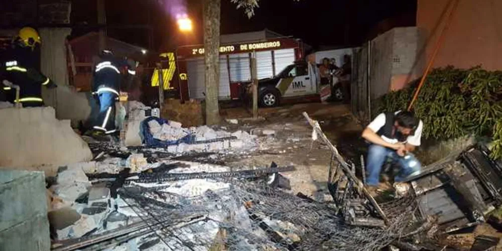 Na ocorrência uma mulher morreu carbonizada. O corpo foi encaminhado ao necrotério do IML