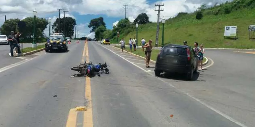 PRF acredita que motorista não viu a moto se aproximando e cruzou a rodovia