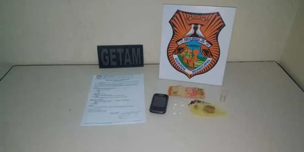 Suspeito foi encontrado com algumas pedras de crack, além do mandado de prisão em aberto