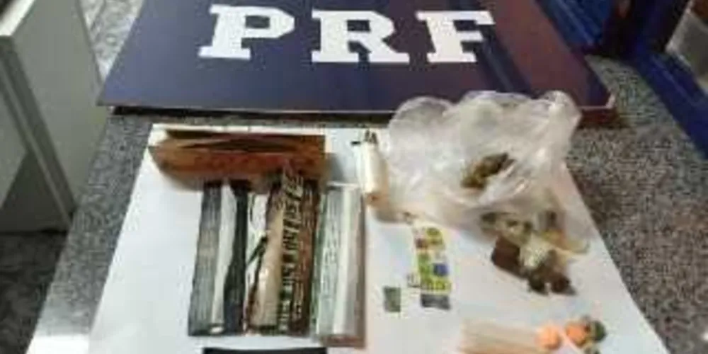 Abordagem aconteceu na região de Irati; três jovens foram presos em flagrante com as drogas sintéticas