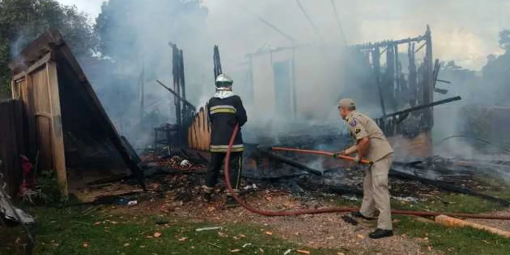 Incêndio aconteceu no fim da tarde desta segunda-feira na Vila Cipa