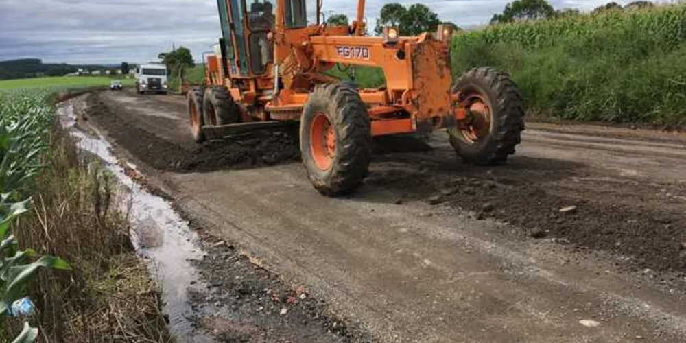 Maquinário da Prefeitura realiza obras em estradas rurais 