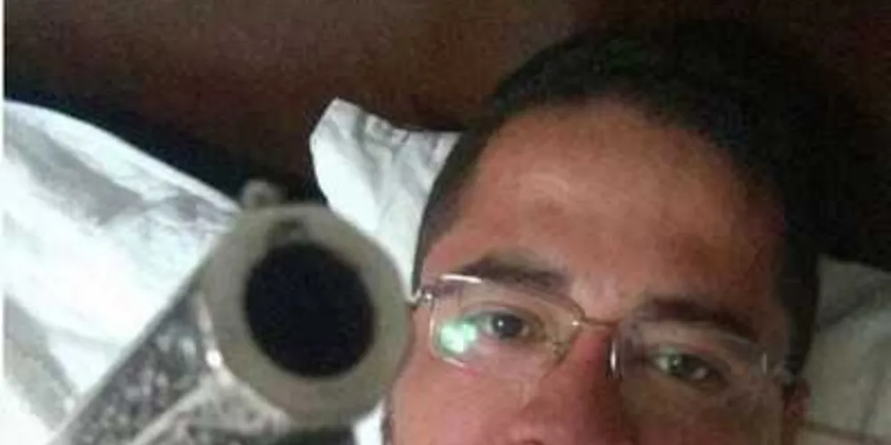 Nas redes sociais, internautas repercutiram a foto com comentários a favor e contra o padre/Foto: Divulgação