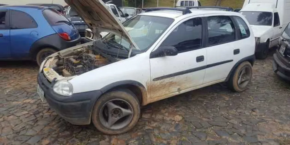 Veículo furtado em Curitiba usava placas de outro carro que também foi furtado