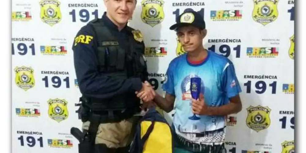 Imagem ilustrativa da imagem PRF de Ponta Grossa realiza sonho de jovem do Ceará