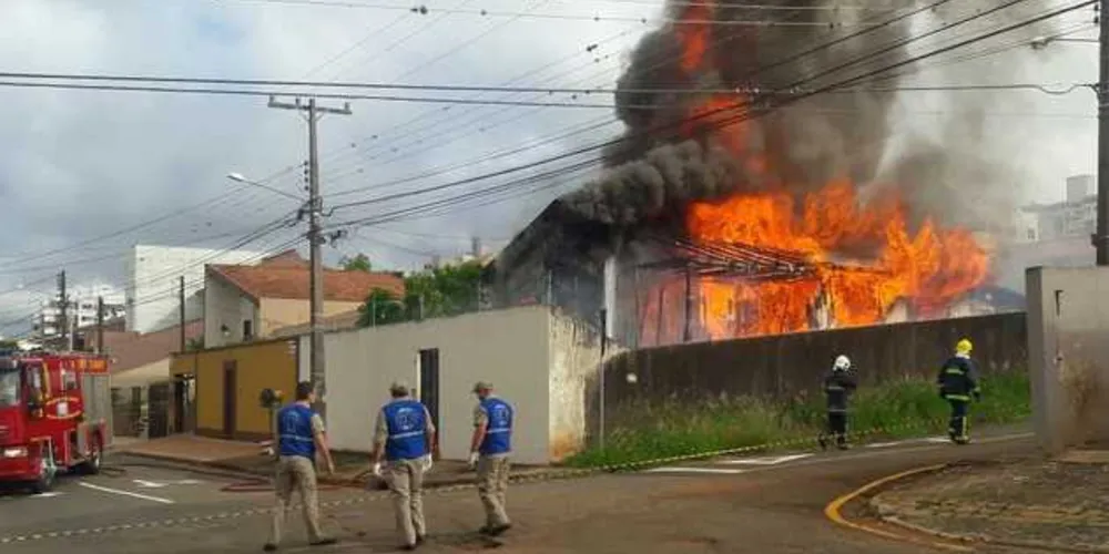Segundo Bombeiros, idosa estava sozinha no momento do incêndio 