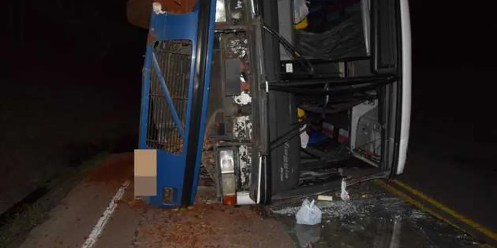 Ônibus tombou após batida contra caminhão na noite desta quarta-feira