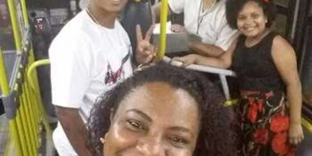 Família passa Réveillon no ônibus/Foto: Reprodução Facebook