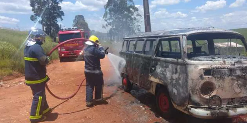 Imagem ilustrativa da imagem Veículo é destruído por incêndio no San Martín