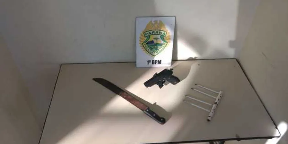 Adolescentes foram flagrados com facão e réplica de pistola