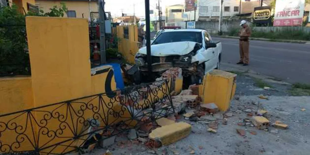 Imagem ilustrativa da imagem Motorista foge após derrubar muro de casa