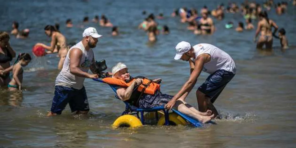 Imagem ilustrativa da imagem Cadeiras anfíbias tornam praias mais acessíveis