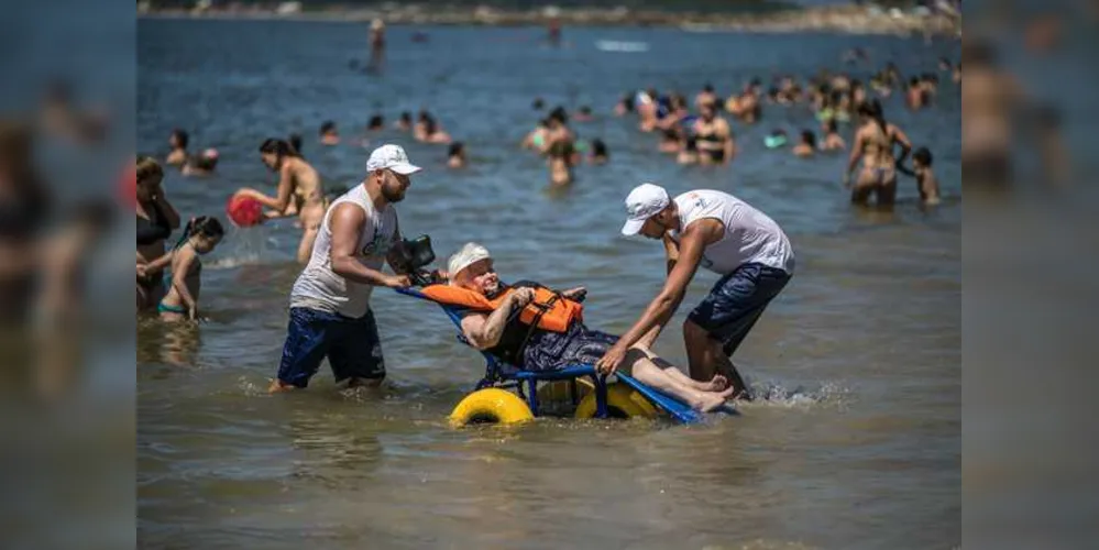 Imagem ilustrativa da imagem Cadeiras anfíbias tornam praias mais acessíveis
