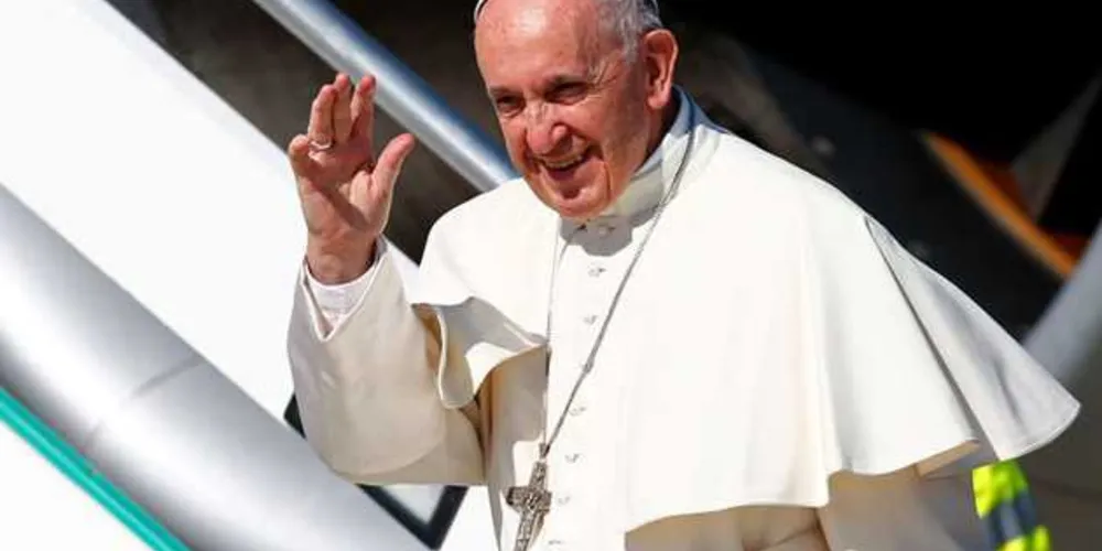 O Papa Francisco batizou 34 crianças durante uma grande cerimônia na Capela Sistina neste domingo/Foto: Reprodução Reuters