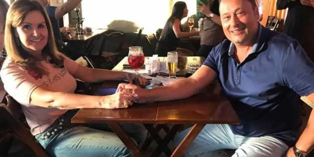 BODAS DE CORAL - Rogério e Elaine Bueno comemoraram no último domingo (7), seus 35 anos de casados. As bodas de coral simbolizam o amadurecimento e a fortificação do relacionamento, assim como acontecem com os corais marinhos, que levam anos até se constituírem totalmente. Da coluna RC o desejo de anos de felicidade, união, amizade e amor.