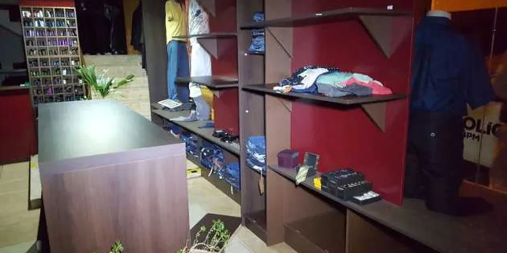 Criminosos fugiram com dezenas de peças de roupas e ainda não foram identificados