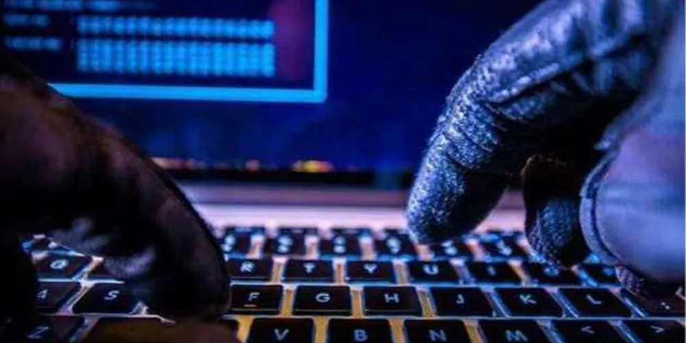 Ao clicar no botão de download, ao invés de obter a lista, a vítima é instruída a compartilhar a mensagem com cinco amigos no Whatsapp /Foto: Reprodução Shutterstock 