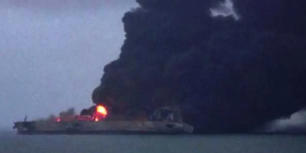 Captura da tv estatal chinesa mostra o petroleiro panamenho em chamas no litoral leste da China/Foto: Divulgação