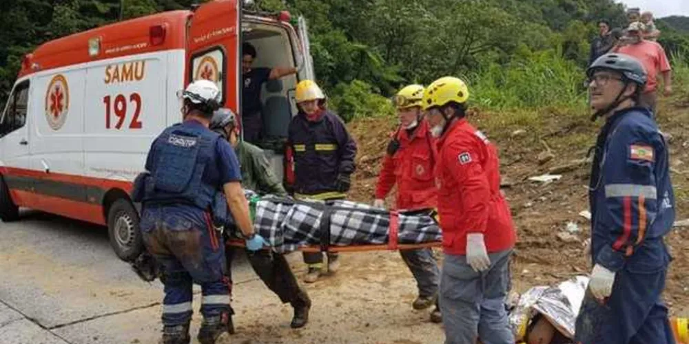 Apesar do quadro de hipotermia e de possíveis fraturas, condição das vítimas é estável