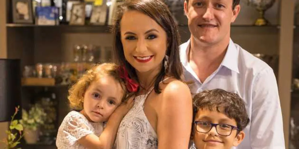 LOVE - Maria Priscila e Fabio Nabozni comemoraram no último domingo (7), 18 anos de relacionamento desde que se conheceram, entre namoro e casamento. O casal construiu uma linda história de amor e cumplicidade, desta união nasceram dois filhos, Pedro e Helena, e a cada dia alimentam ainda mais esse amor. No registro especial de Laertes Soares, o nosso casal destaque com seus filhos Pedro e Helena Nabozni. Da coluna RC os votos de felicidade infinita ao casal e longos anos de cumplicidade!