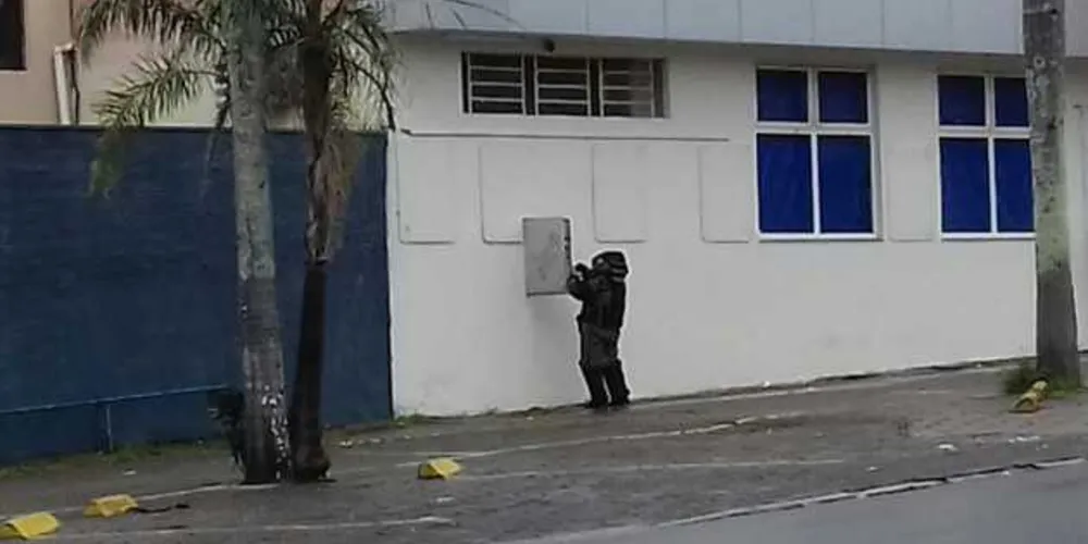 Esquadrão anti-bombas retira explosivos de mercado