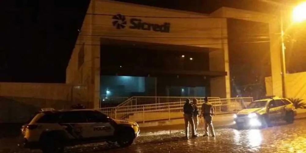 Bandidos fortemente armados explodiram cofre da agência do Sicredi