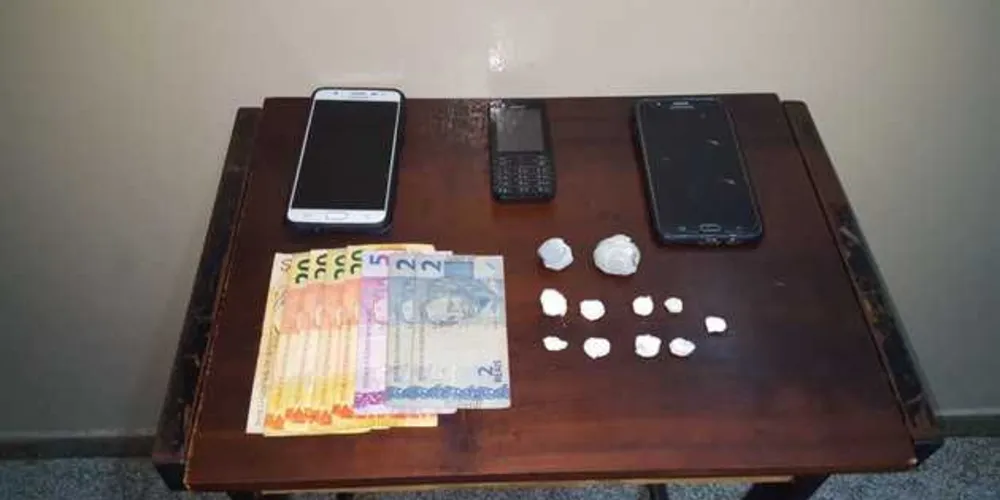 Além da menina de 17 anos, havia dois rapazes de 19 e 24 anos com buchas de maconha e cocaína