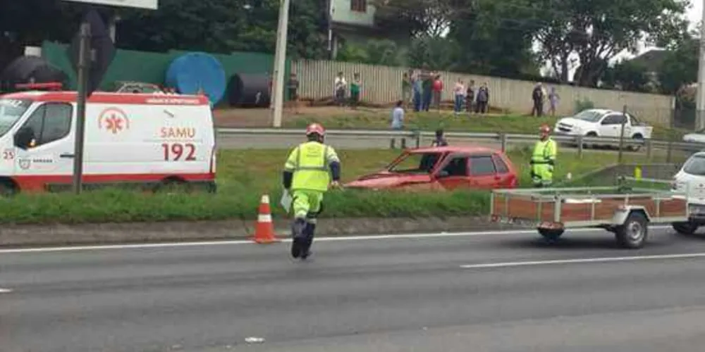 Primeiro acidente envolveu um Fiat Uno e um caminhão/Foto: Divulgação PRF