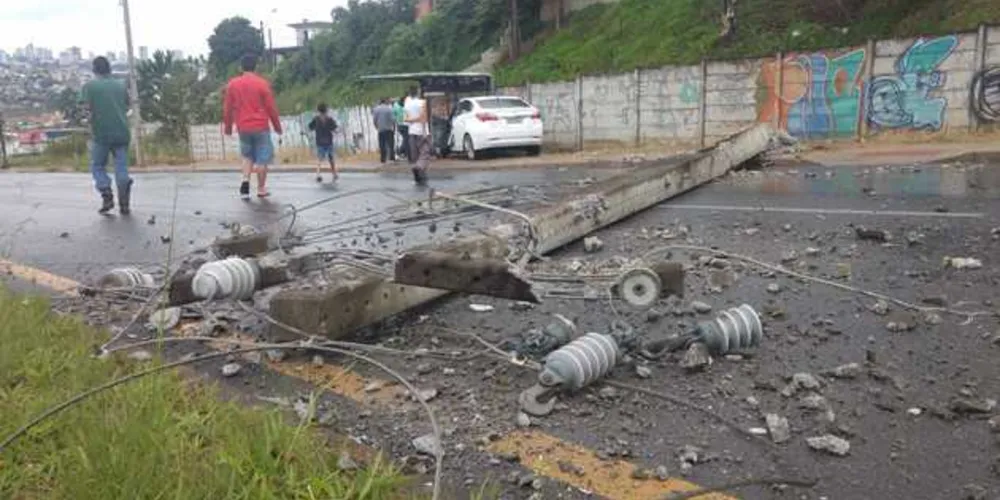 Motorista foi levado ao hospital com lesões consideradas moderadas