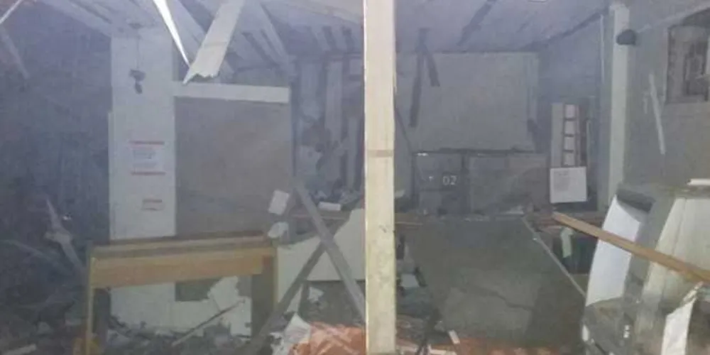 Agência ficou completamente destruída e moradores da cidade ficaram apavorados com ação criminosa