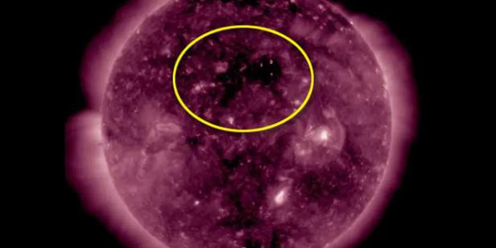 Buraco coronal responsável pelo fluxo de vento solar que irá interagir com o campo magnético da Terra no dia 13 de janeiro/Foto:  SDO / AIA 211