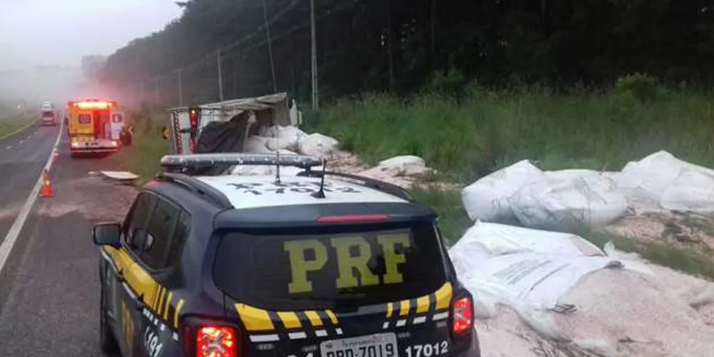 Veículo e carga ficaram para fora da pista e trânsito não precisou ser interrompido