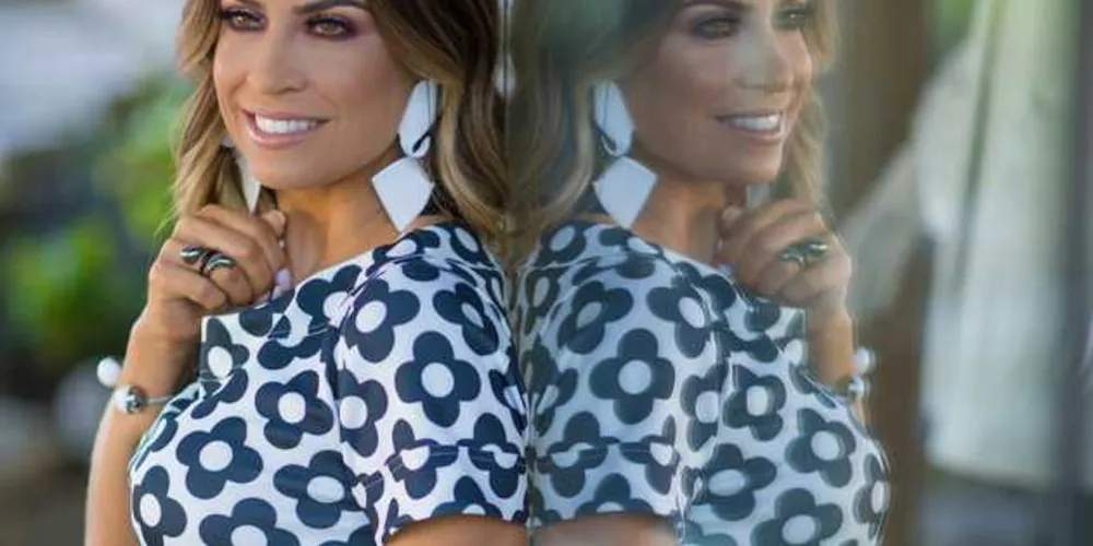 JULHO - Marina Fonseca Pellissari, é puro sorriso e esbanja beleza por onde passa. Dona de uma jovialidade invejável, aos 35 anos de idade, mãe de duas lindas crianças, a dentista não deixa de cuidar do corpo e de viver com alegria o convívio familiar. Uma viajante nata, Marina é referência em estilo e elegância, nosso destaque do mês adora as tendências de moda, mas segue um estilo próprio de se vestir que sempre combina com sua alegria de viver.