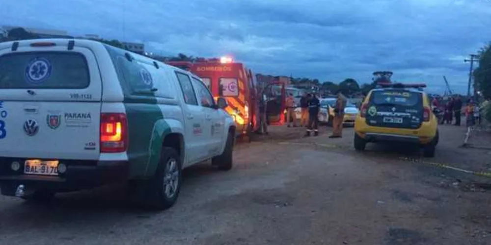Homem de aproximadamente 40 anos foi agredido com chutes e pedradas