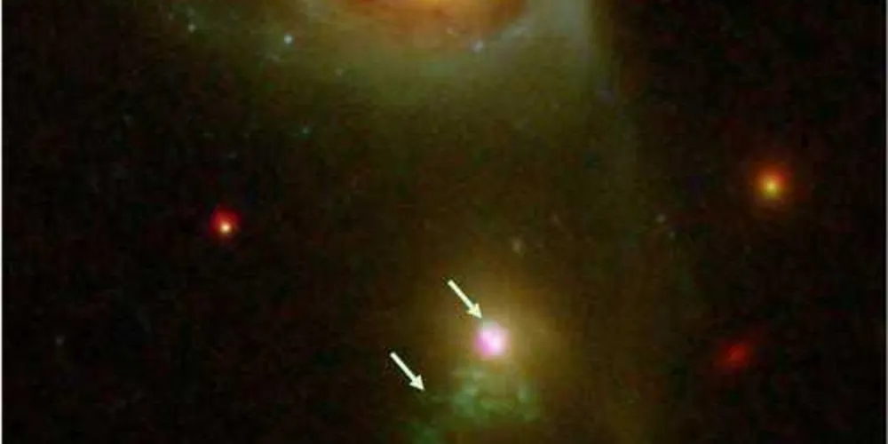 Setas indicam os dois 'arrotos' do buraco negro - o mais antigo está na parte inferior, e o mais recente no alto/Foto: Divulgação Nasa/Stsci/CXC