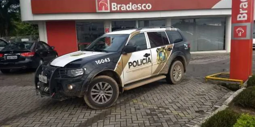 Assaltantes de banco conseguem fugir com meio milhão de reais de agência em Curitiba