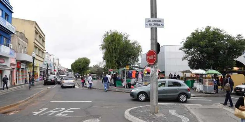 Bloqueio acontece em toda a extensão da rua 