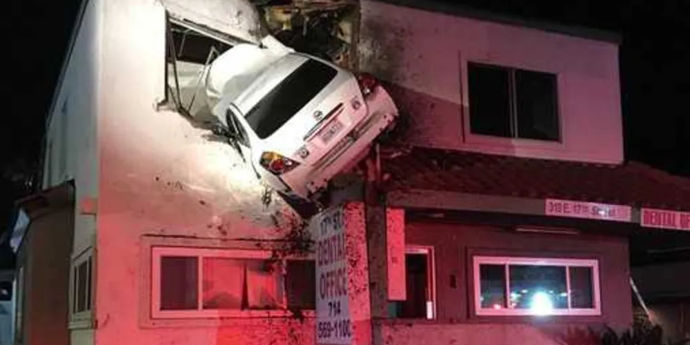 Imagem ilustrativa da imagem Carro fica cravado em prédio após acidente