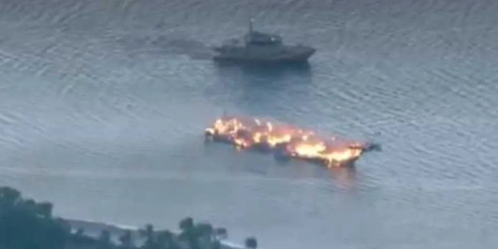 O iate Santa Cruz pegou fogo por causas ainda desconhecidas enquanto navegava por um canal/Foto: Reprodução