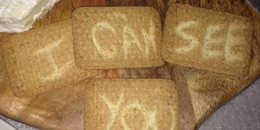 Britânica afirma ter se sentido desconfortável e muito assustada com mensagem encontrada nos biscoitos/Foto: Reprodução Mirror